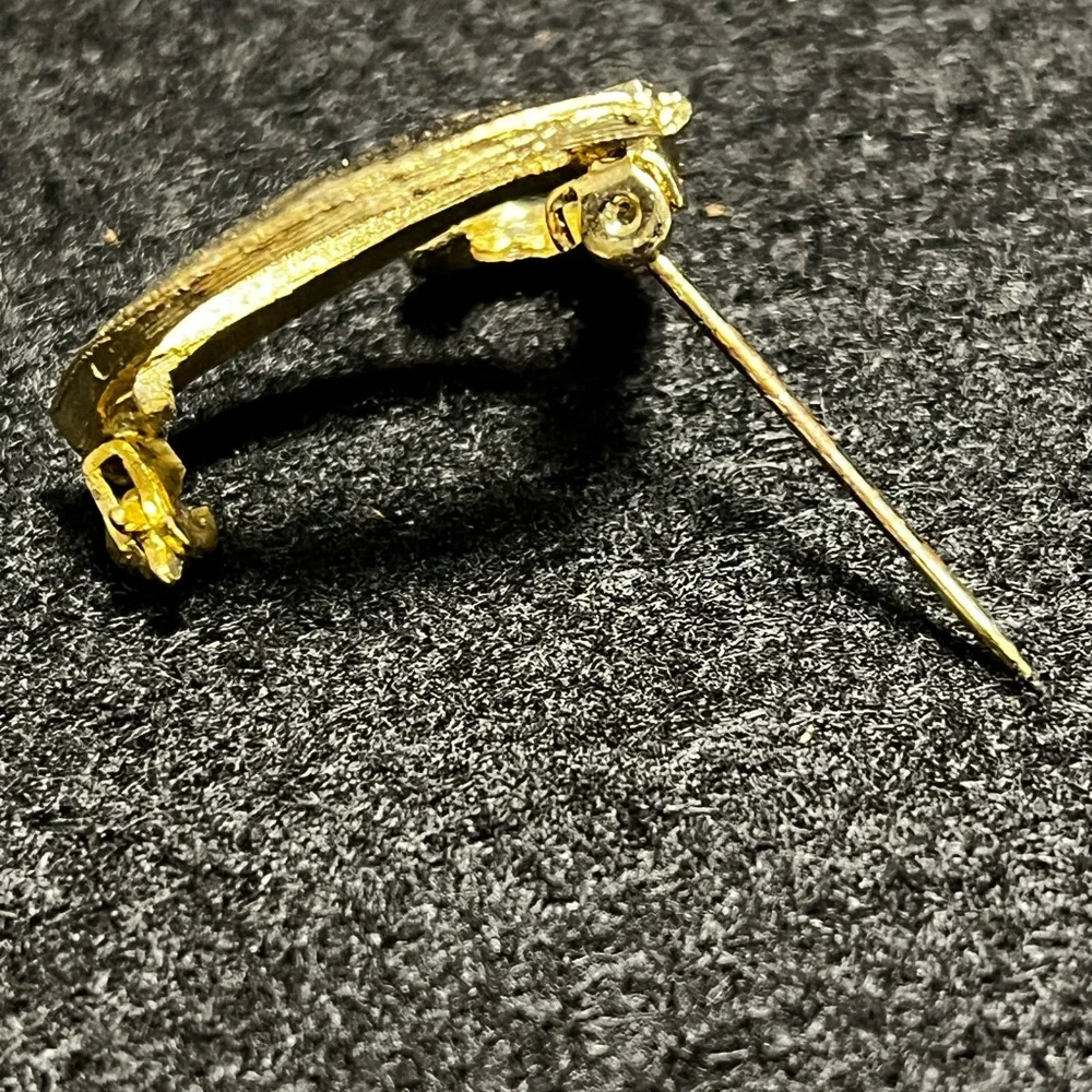 Vintage Gold Plated Cursive Letter “V” Brooch Fashion - Rare Collectible